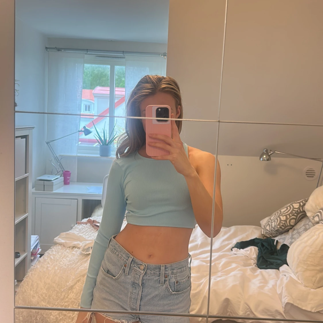 Ljusblå croppad topp med en ärm