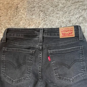 Superlow boot - Lågmidjade jeans från Levis i modellen ”superlow boot” Jag är 172🫶🏽