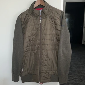 Cardigan med zip - Säljer denna exklusiva olivgröna cardiganen från IC sol inte längre går att köpa. Cardiganen har hög krage, hel dragkedja och två fickor framtill. Storlek L men passar mig som har M