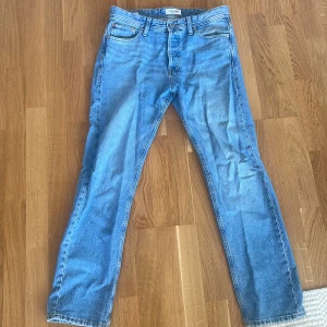 Jack n Jones blå jeans - Klassiska blå Jack n Jones  jeans med raka ben.  Perfekta för en avslappnad stil och passar till det mesta. Storlek 31/32 som nya använda fåtal gånger.