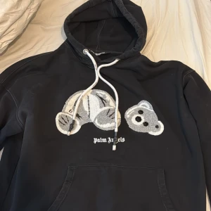 Palm Angels hoodie - Palm angels hoodie, den är i bra skick och är storlek L. Kan skicka fler bilder om det behövs!