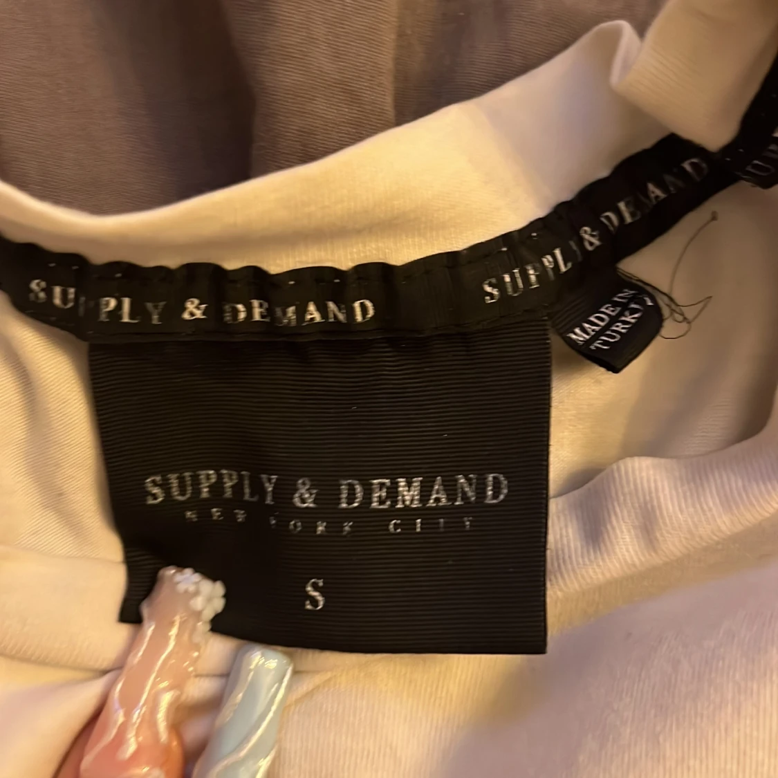 Vit t-shirt med svart text från Supply & Demand - 3