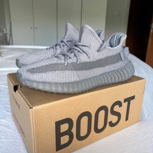 Adidas Yeezy Boost 350 V2 Steel Gray storlek 42 - Säljer ett par Adidas Yeezy Boost 350 V2 ”Steel Gray” i storlek 42. Endast använda en gång, kommer i original box med alla tags. Köpta från Adidas Confirmed av mig.