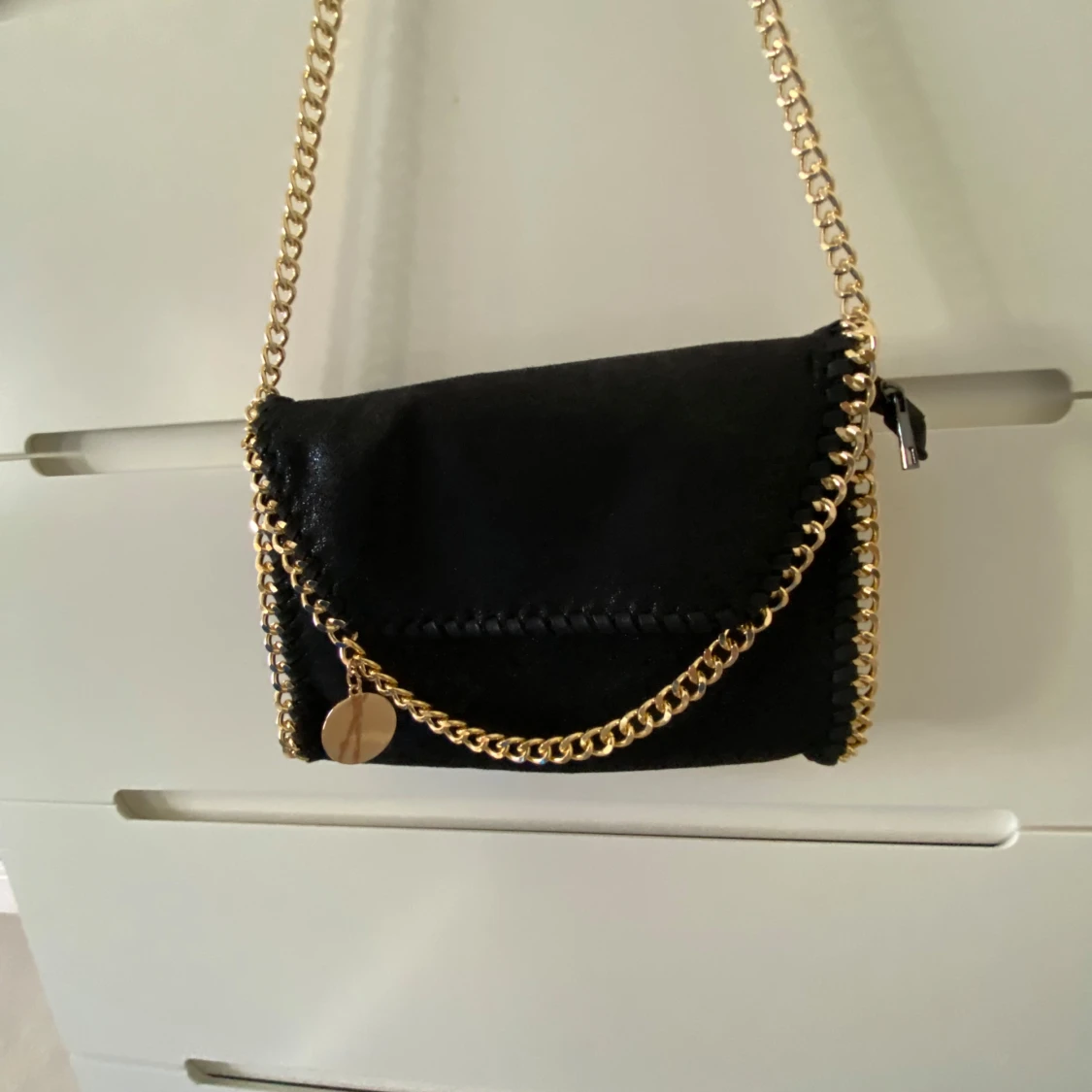 Svart axelväska med guldkedja