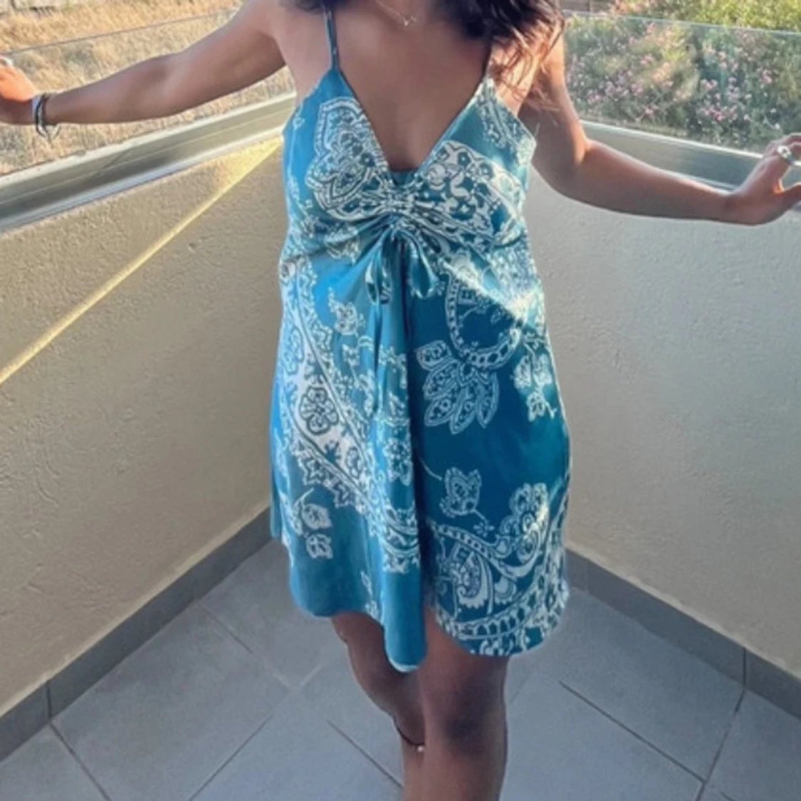 Turkos kortklänning med paisleymönster - 2