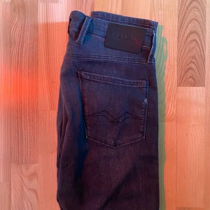 Gråa Replay anbass - Gråa Replay anbass, helt nyskick. Slim fit. Inget skitsnack. Hör av dig vid minsta fundering🔥