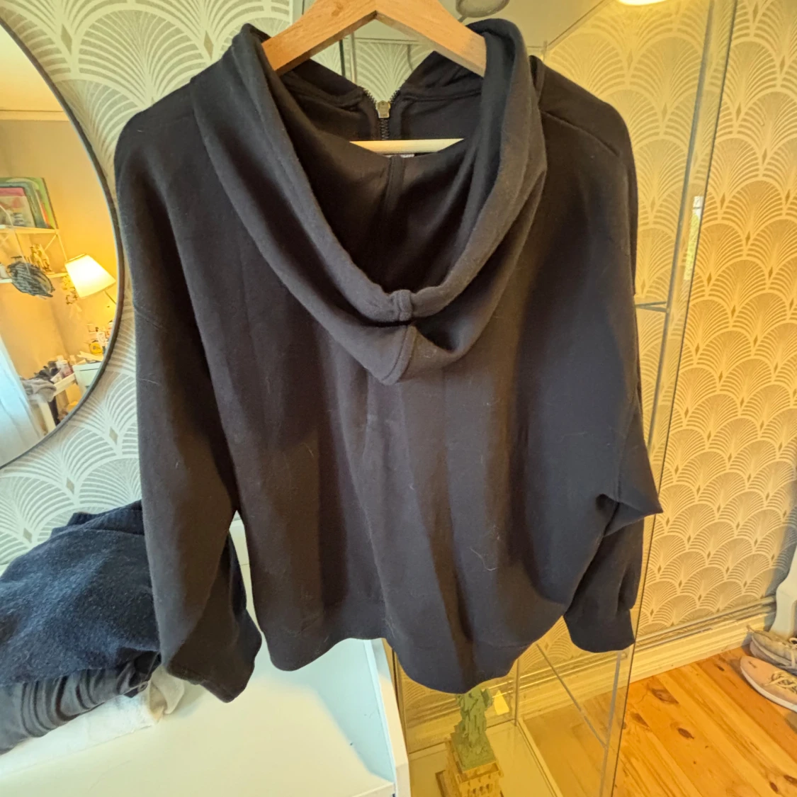 Svart hoodie med dragkedja - 2