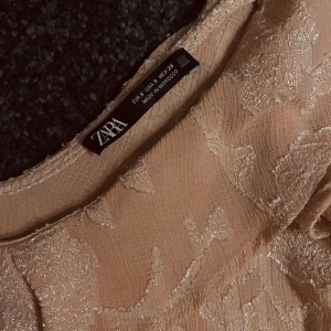 Trendig Zara topp - Super somrig topp från Zara som tyvärr aldrig kommit till användning 💕Strl S men passar även XS. Skriv för bättre bilder 🩷