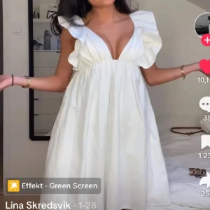 Klänning - Slutsåld super söt klänning. Bara testad och prislappen är kvar. Bilden är lånad 🥰