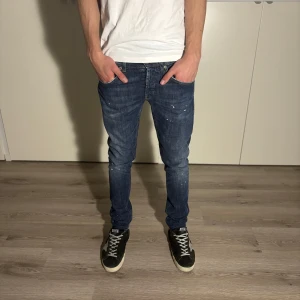 Dondup Jeans - Säljer dessa Dondups med färgstänk på. De är i mycket bra skick. Skriv vid minsta fundering!