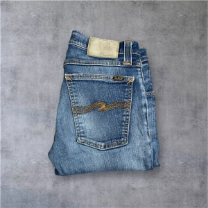 Nudie jeans  - Nudie jeans i bra skick inga synliga skador men har varit använda en del. Vid fler funderingar är det bara att skriva.😊.1.