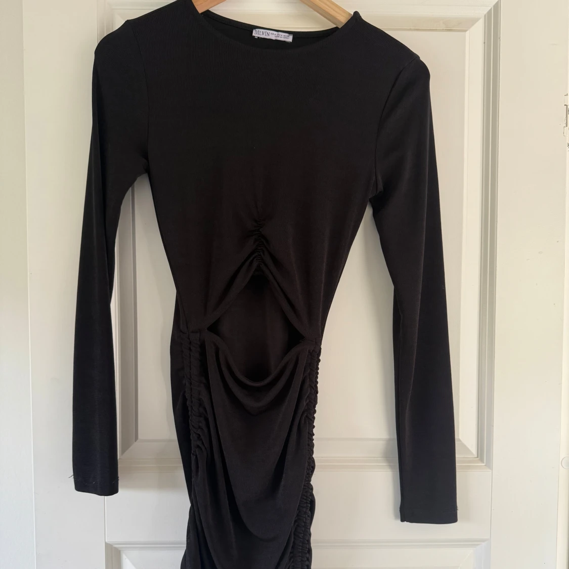 Svart långärmad klänning med rynkade detaljer