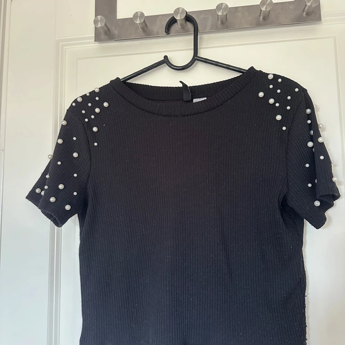 Svart ribbad topp med pärlor