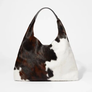 Väska läder komönster - Intressekoll på denna otroligt fina tote väska i 100% äkta läder från &OtherStories! Fint skick, har magnetstängning och en innerficka. Nypris 1890kr. Får plats med hur mycket som helst. Skriv om du vill köpa!