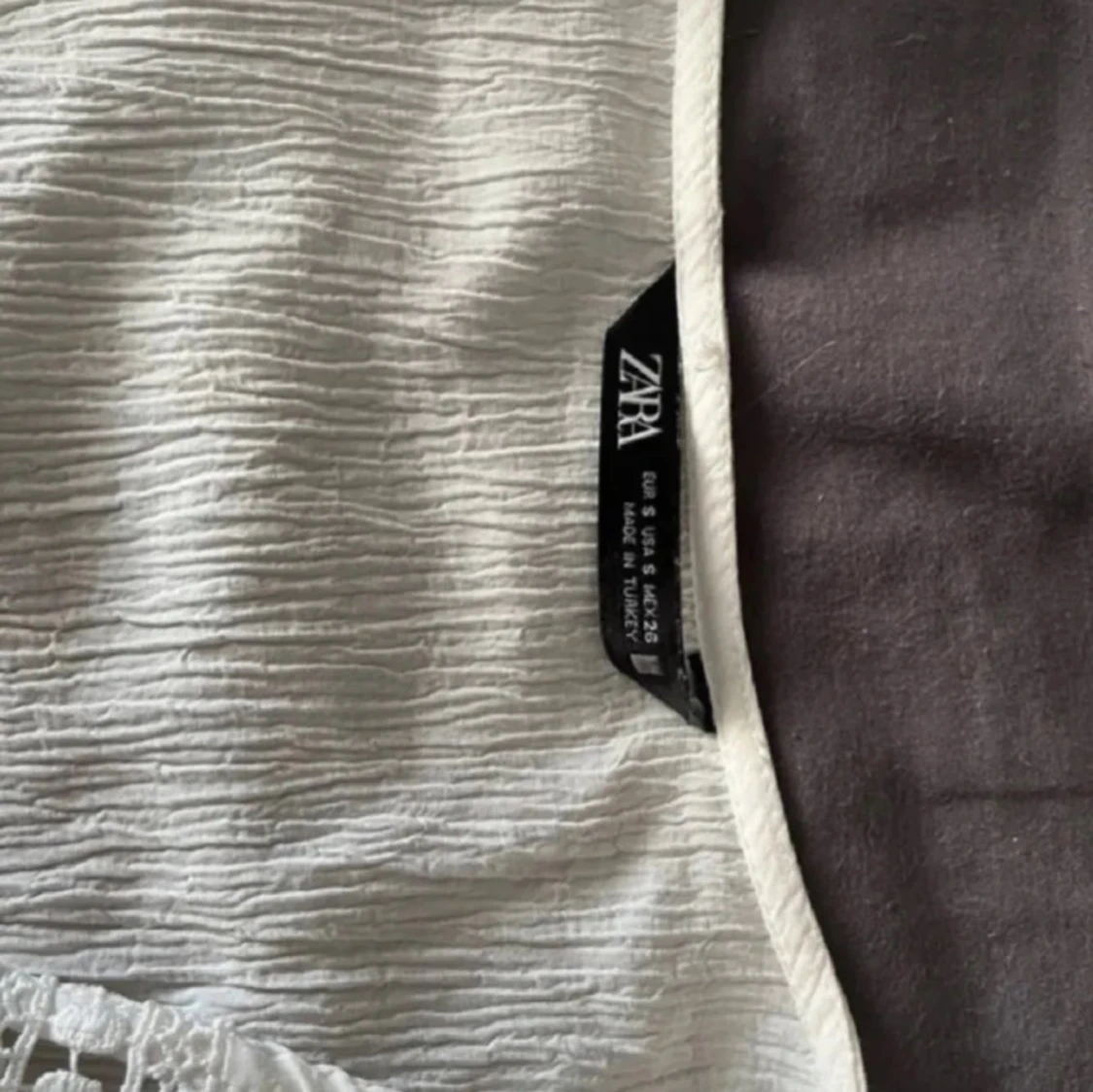 Vit blus med spetsdetaljer från Zara - 1