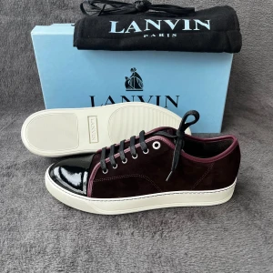 Lanvin DBB1 Cap Toe Burgundy Brown | 42 - SKRIV EJ TILL DETTA KONTO - SKRIV TILL KONTOT VI FÖLJER Nya lanvins med alla tillbehör. Storlek UK8 - EU42 (passar EU43). Nypris: 4999kr