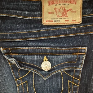 Lågmidjade true religion jeans - Lågmidjade bootcut jeans från true religion. Midjemått ca 38, för långa för mig som 155 och därför slitage nere vid benen. Storleken är ungefär S💖