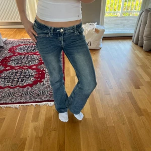 Lågmidjade jeans - Super fina jeans! Slutsålda online. Säljer för jag behöver pengar🥰❤️