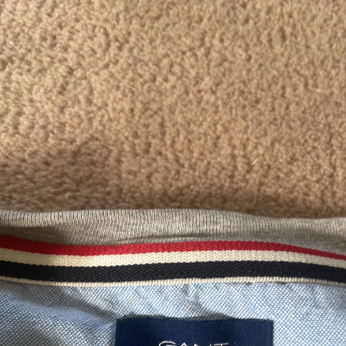 Ljusgrå sweatshirt från GANT - 2