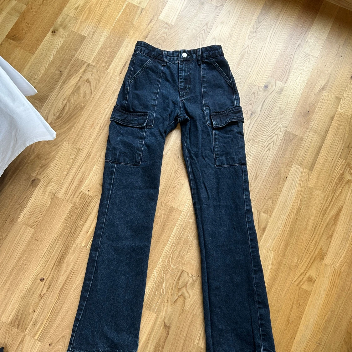 Mörka cargo jeans från Zara - 1
