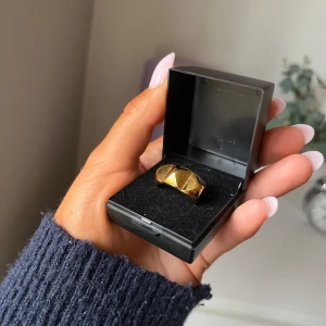 Edblad ring  - Säljer en snygg Edblad ring med unik geometrisk form. Ringen har stora nitar, helt oanvänd och köpt i Edblad butik i Stockholm. Storlek 18.50💖