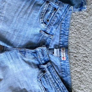 Ljusblå jeansbyxor från Great Steed - Vääärlden snyggaste byxor!! Säljer mina ljusblåa byxor med låg midja och utsvängda ben!💕