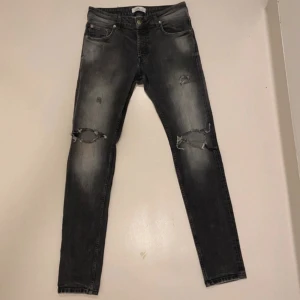 Stone island jeans med slitningar - Svarta/gråa stone island jeans med slitningar (Storlek W31 L32) Mycket bra skick || Pris kan diskuteras || Skriv vid minsta fråga eller fundering💯🤝