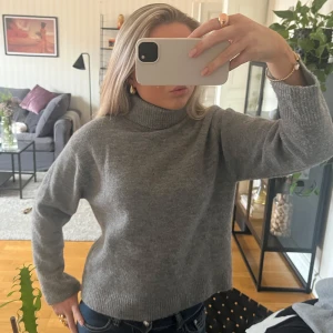 Stickad polotröja - Jättesnygg stickad polo tröja från Zara i storlek 164 men passar xs💘