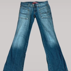 Lågmidjade bootcut jeans - Superfina lågmidjade jeans i storlek S/M som säljs då de ej passade mig och har tyvärr inga bilder på! Midjemåttet är 39 cm rakt över och innerbenslängden är 77 cm! Perfekt skick🩷
