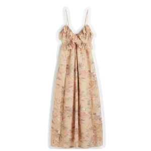 Blommig beige långklänning med volang - Romantisk långklänning i ljusbeige med blommigt mönster och tunna axelband. Klänningen har volangdetaljer vid bysten och en luftig, flowy passform. Perfekt för sommarens alla tillfällen.