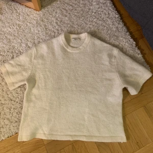 Vit stickad tröja från Gina Tricot - Mysig vit stickad tröja från Gina Tricot i storlek S. Använd ca 5 gånger
