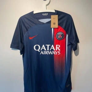 PSG fotbollströja - Paris fotbollströja i nyskick. Om du har frågor är det bara att skriva🙌