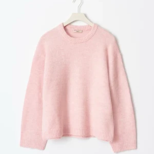 Ljusrosa stickad tröja från Gina Tricot  - Mysig ljusrosa stickad tröja med rund halsringning och långa ärmar. Orginal pris 399 säljer för 150❤️ Använd fåtal gånger❤️
