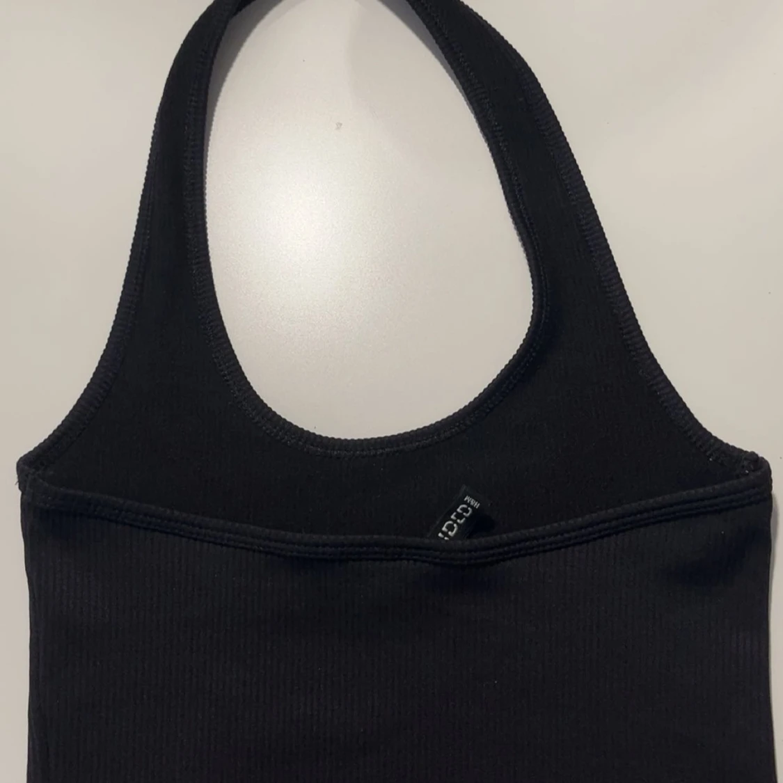 Svart ribbad top - 1