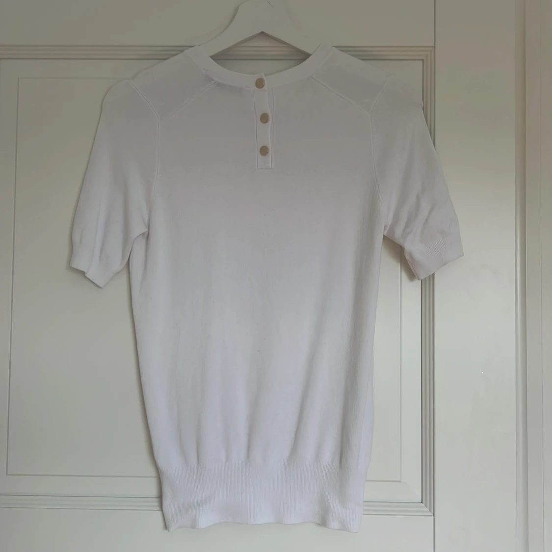 Vit tröja  med knappar - 1