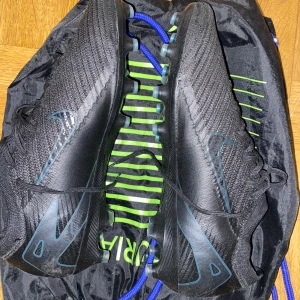 Svarta Nike Elite fotbollsskor  - Säljer ett par svarta Nike Elite fotbollsskor, skorna är näst in till använda och håller högsta kvalité. 