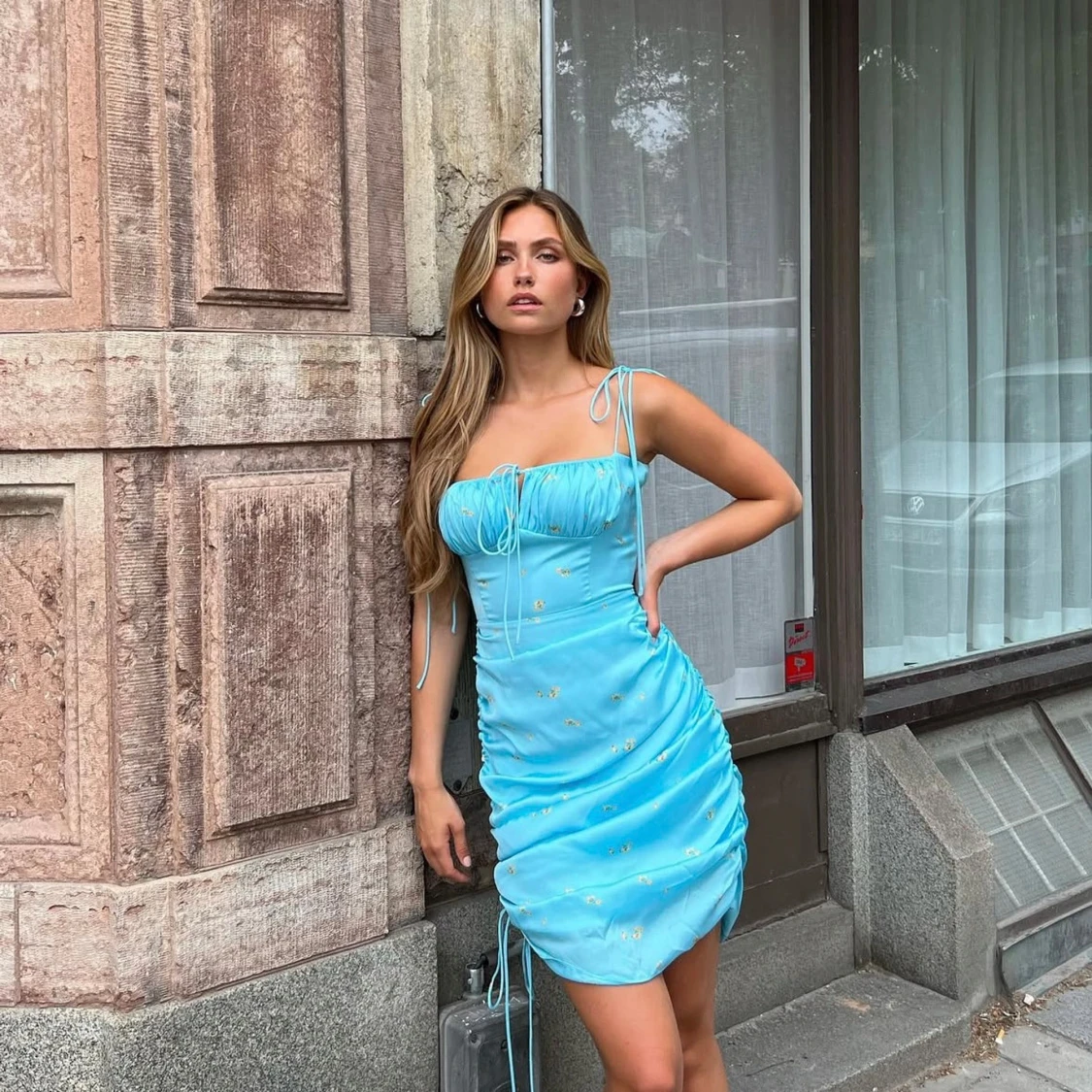 Adoore klänning i ljusblått med gula blommor, i storlek 40 - 1