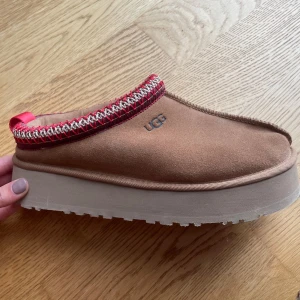 Bruna slip-on platåskor från UGG - Säljer de trendiga och populära UGG slip - in skorna! Använda vid 3 tillfällen därför väldigt bra skick, inga defekter eller liknande. Säljer skorna då jag inte använder dom. Sköna och fina!🤎🤍