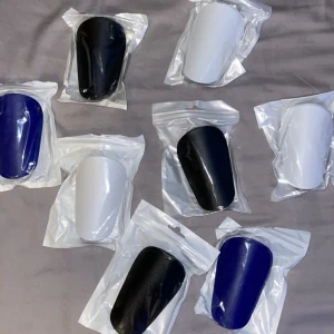 Minibenskydd i olika färger 49kr för ett par - Säljer minibenskydd i tre olika färger(svart, blå och vit) de är 10x6cm och bra pris med bra kvalite‼️