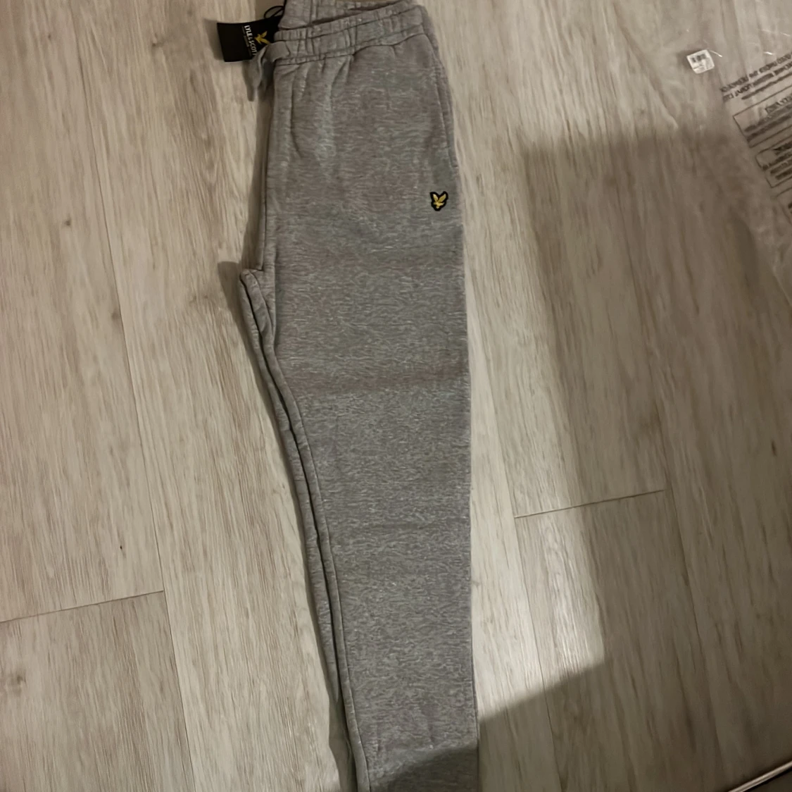 Grå mjukisbyxor från Lyle & Scott Junior - 4