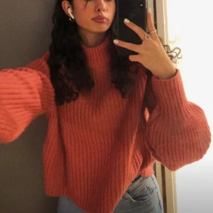 ribbad stickad tröja - Säljer en mysig ribbstickad tröja med hög hals och långa ärmar. Tröjan har en något boxig och croppad passform, perfekt till jeans eller kjol. Superfin färg med skönt material!