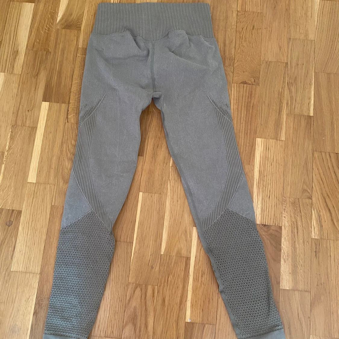 Grå/gröna träningstights från Aim'n - 1