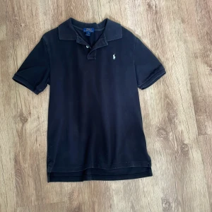 Svart pikétröja från Polo Ralph Lauren - Säljer en svart pikétröja. Tröjan har inga defekter. Pris kan diskuteras.