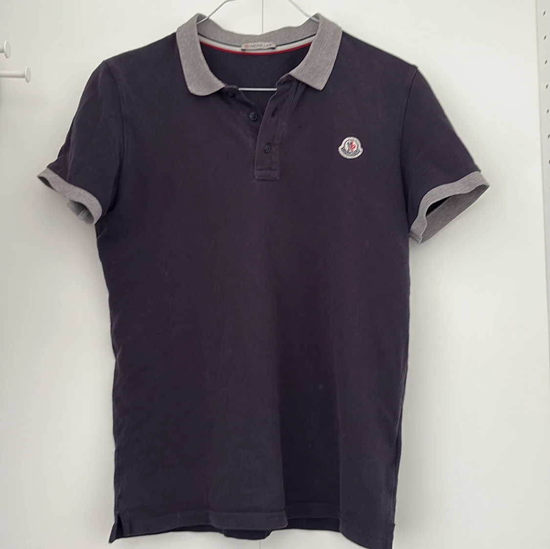 Mörkblå Moncler pikétröja med grå krage