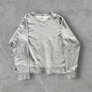 Ljusgrå sweatshirt från Helmut - En basic ljusgrå sweatshirt från Helmut Lang! Står storlek L men passar en liten medium. 