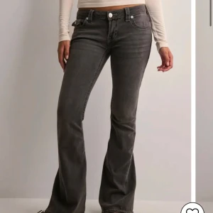 True religion jeans  - True religion jeans i modellen joey low rise. Storlek 24💕 hör av er vid frågor🥰svartgrå färg 