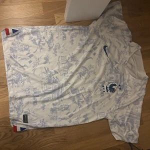 Frankrike fotbollströja - Säljer en vit blå Frankrike fotbollströja från nike 