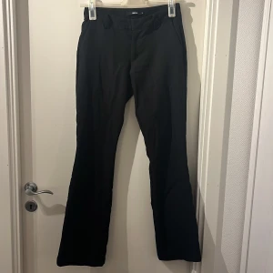 Svarta kostymbyxor från BikBok - Säljer ett par svarta kostymbyxor från BikBok i storlek 36. Låg midja. Säljer dom på grund av att jag växt ur dom.