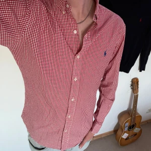 Ralph Lauren skjorta  - En snygg skjorta från Ralph Lauren  perfekt till sommaren, storlek S slim-fit👍skick 9/10 bara att komma med frågor eller motbud🥂
