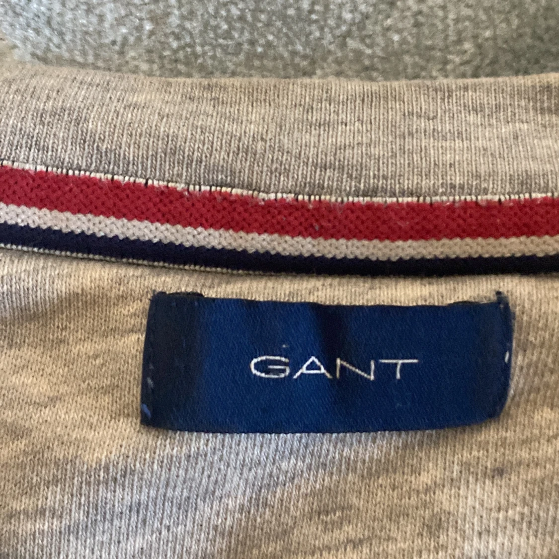 Ljusgrå sweatshirt från GANT - 2